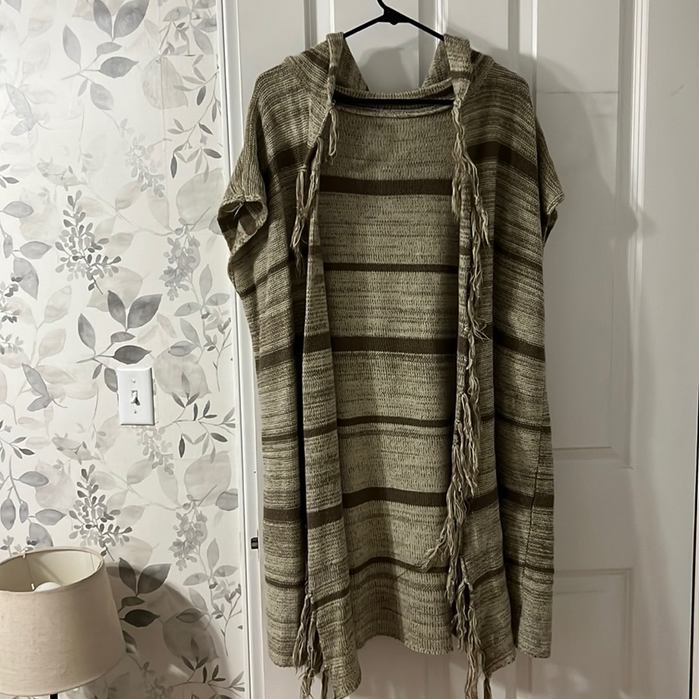 Hooded short-sleeve cardigan sweeper